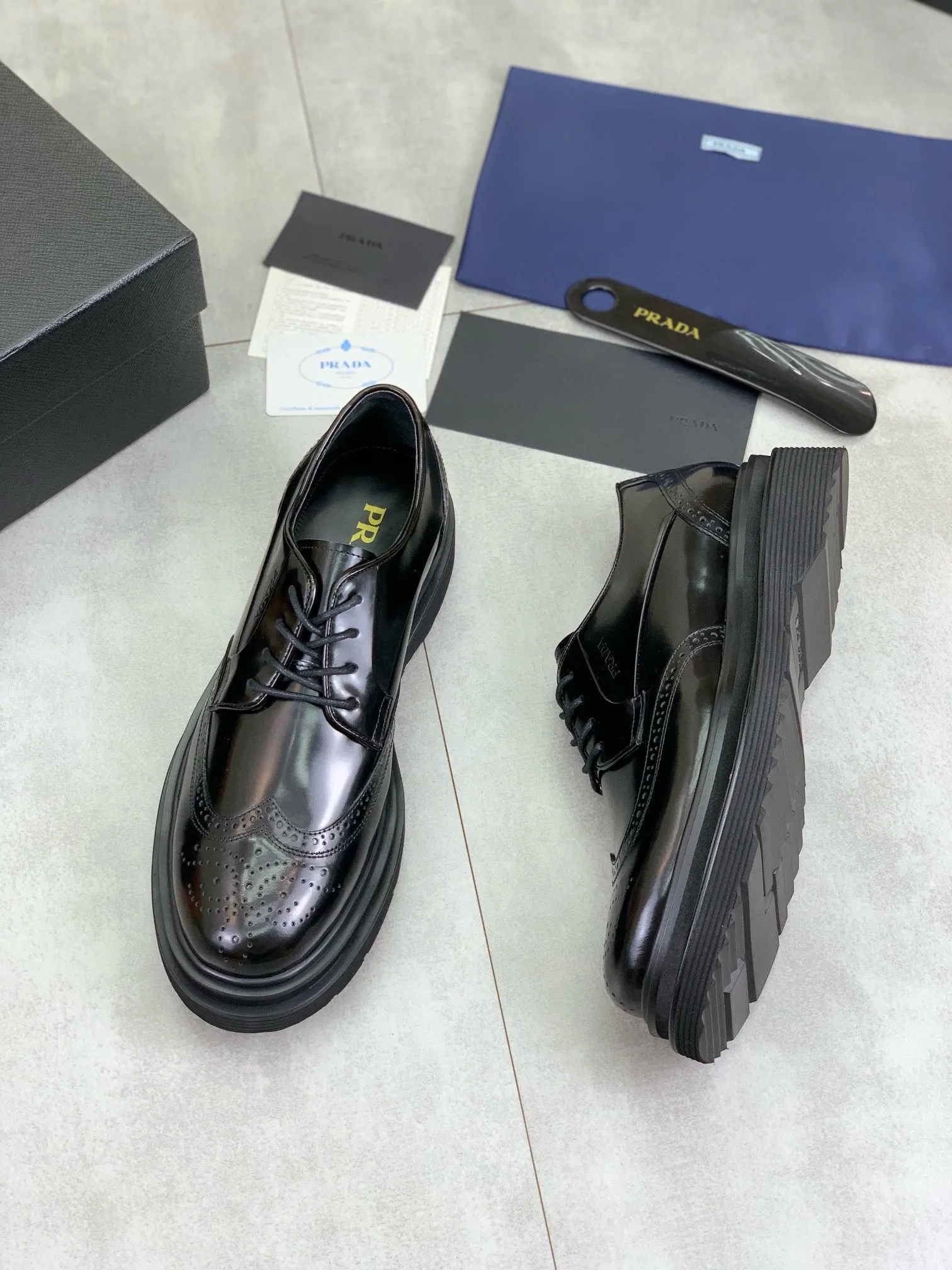 Factory price P880 💰Original quality, top version🔱 ＰＲＡＤＡPrada. Men's business casual leather shoes, top quality products. 1:1 shipment⬆️Luxurious and noble👞All imported original brand fabrics, just to create a more comfortable wearing experience. Upper: Original comfortable open edge bead-rubbed calf leather➕Top imported water-dyed full cow lining, original lightweight and comfortable TPU foam combination bottom✔️Code number: 39-44 (38.45 can be customized)